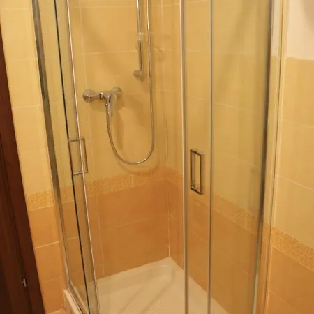 Tra Il Bosco E Il * Lorica