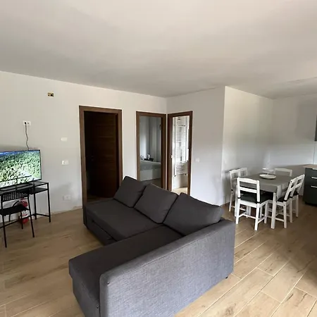 Tra Il Bosco E Il * Lorica