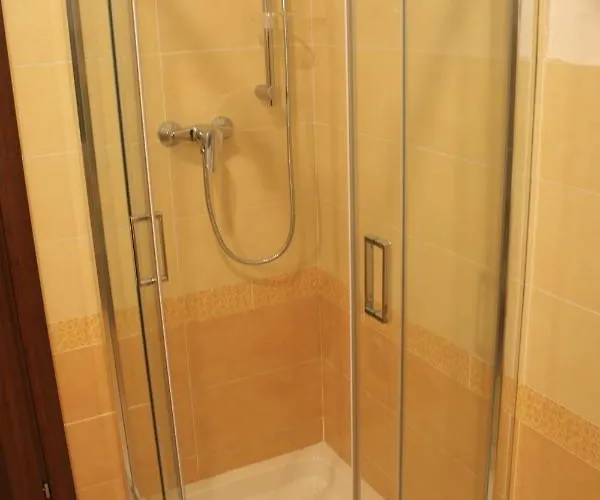 Tra Il Bosco E Il * Lorica